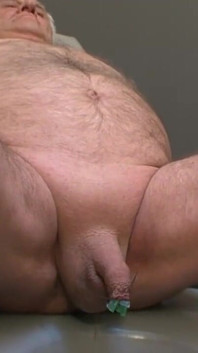 Humillante pellizco de pene pequeño