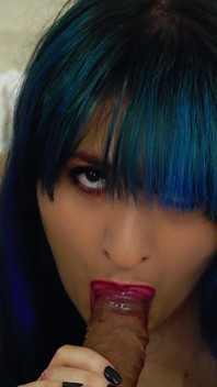 Une MILF aux cheveux colorés suce la bite de son rendez-vous