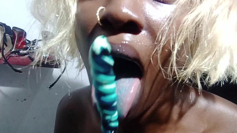 Ebonyschat: Alexa - halfnaakte blondine zuigend op Sweet