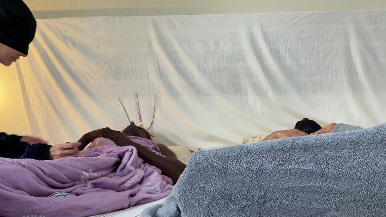 Jollyfuckingoldman: 妻子无法抗拒她丈夫的朋友 - 最终在三人行 dp 第 1 部分
