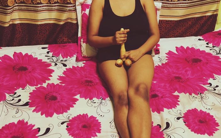 Banglasexycouple: ムラムラした妻がリアルなディルドで遊ぶ - 本物そっくり!