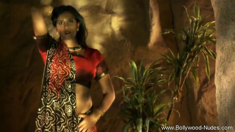 Bollywood Nudes: 跳舞时她很可爱