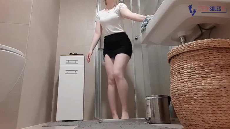 Czech Soles - foot fetish content: 아마추어 발 여신의 샤워하는 땀에 젖은 발