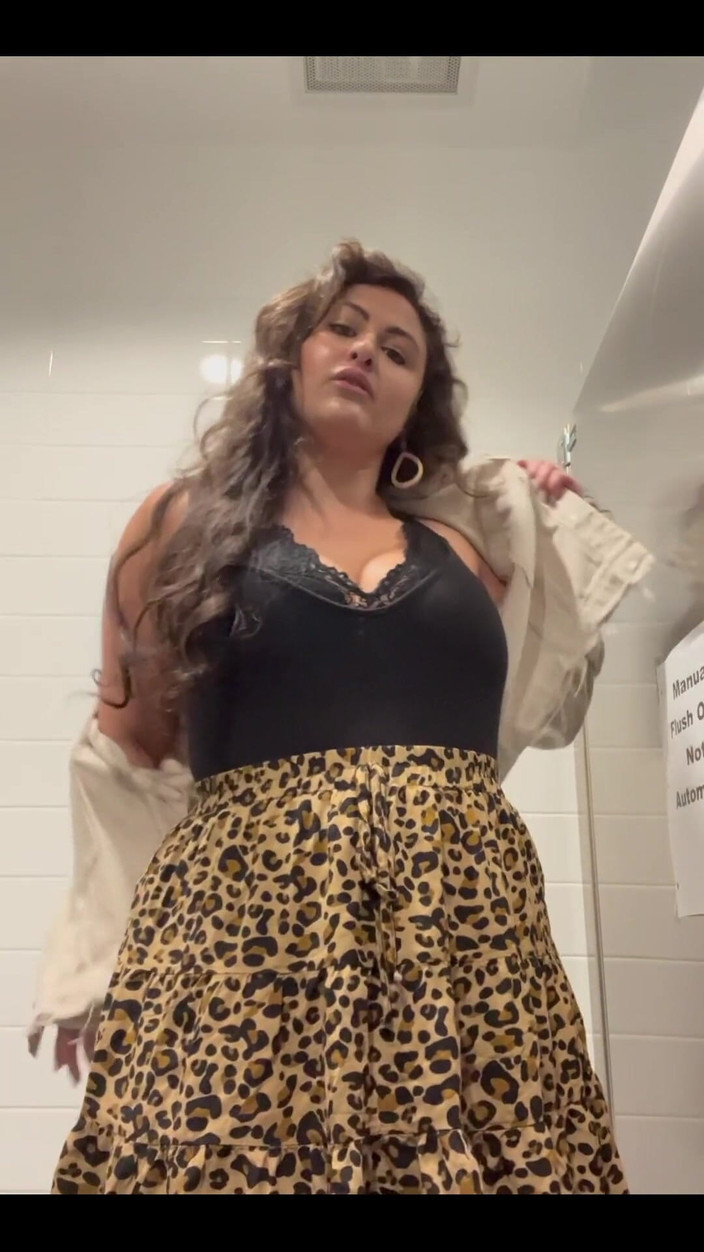 Josie Jaxxon: 在工作时插入我的屁股