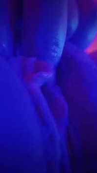 Lihat aku mengusap tubuhku dengan sensual tepat di depan matamu