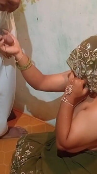 Fată musulmană desi sexy adânc în gât, lingând ca o cremă