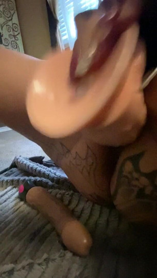 MzKiTTy91: Cachonda policía culona se folla con una polla monstruosa de 12...