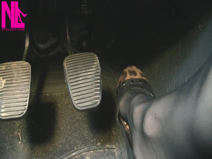 Nyllady: Pedalando em apartamentos pretos com top leoparded