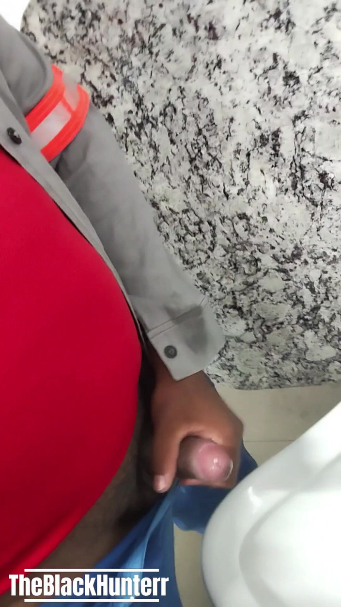 TheBlacKHunterr: Ssałam kolegę w łazience firmy