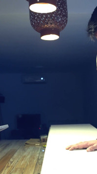 Ela me deu um boquete debaixo da mesa, e eu enchei a boca dela de porra.