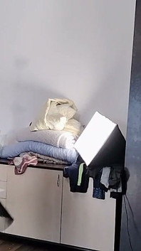 Sexy Latina Probiert Und Schneidet Kleidung an.