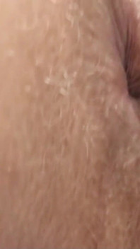 Blonde transe masturbiert mit engem arschloch des spielzeugs