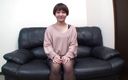 Asiatiques: Une bombasse aux cheveux courts sur un canapé de casting