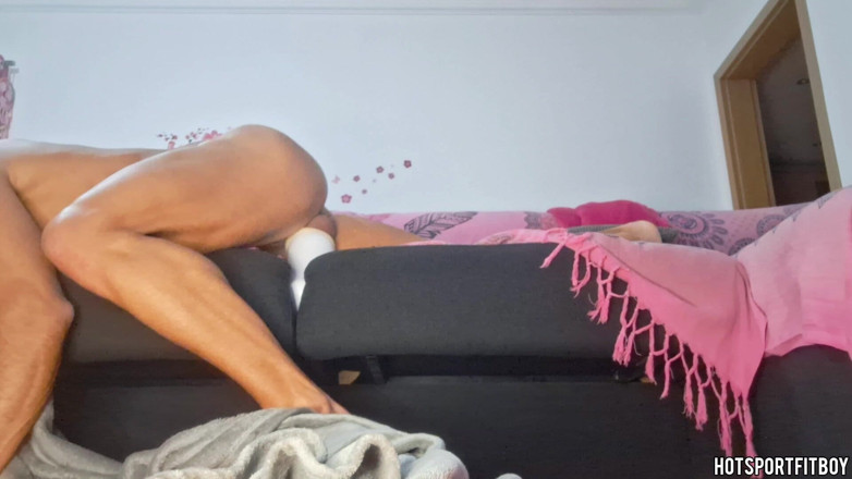 Hotsportfitboy: Hotsportfitboy Wild Fleshlight Ride se termine par un creampie profond...