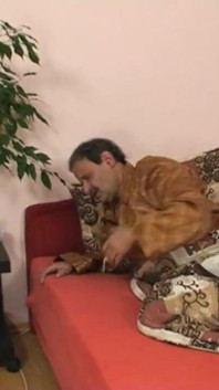 Yaşlı kadın sarışın bir kızı yaşlı kocasını ilk kez sikiyor