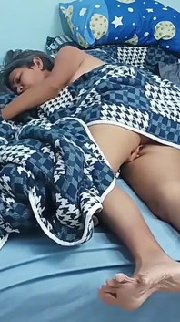 Saya melihat adik tiri saya melancap dan saya meletakkannya di semua empat untuk mengongkeknya dengan keras