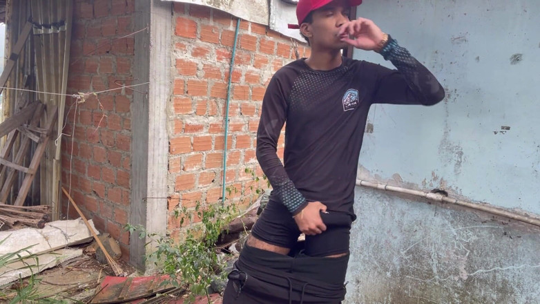 vergar4_daviid: Mi sono masturbato dalla casa del vicino