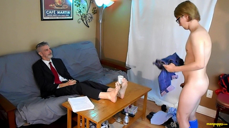 Man Puppy: İstekli patron ayak masajı yapıyor