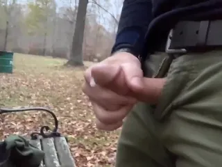 Elle se fait prendre en train de se branler dehors au parc, mais elle a quand même fini.