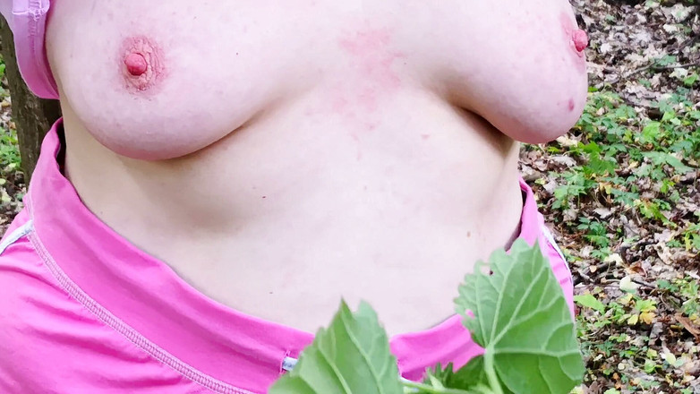 Bouncy Tits Action: Quất vú của tôi với cây tầm ma