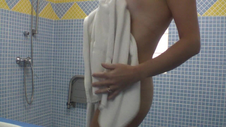 British Cougar: Sprchování a hraní se sebou