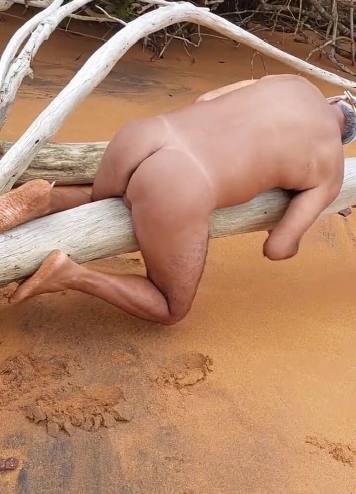 Ladysilvas: Ladysilva berbogel di pantai, datang mengongkek pantat panas saya