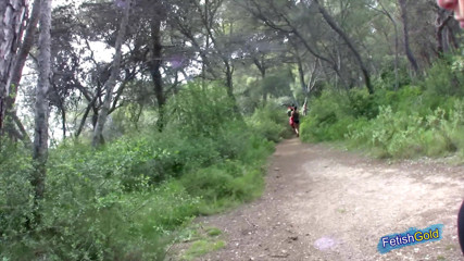 Big Boobs at Play: Coppia amatoriale arrapata scopa all'aperto mentre fa jogging punto di...