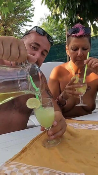 Wir trinken eine Mischung aus frischem natursekt und gefrorenen spermawürfeln