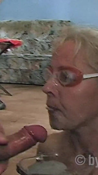 Orta yaşlı seksi kadın lisa döl kaplı yüzünü gösteriyor