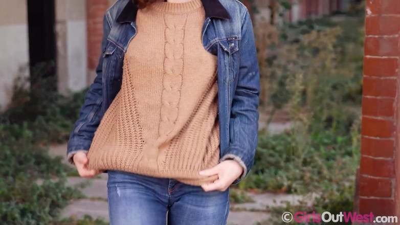 Girls Out West: สาววัยรุ่นผมสีน้ำตาลร้อนแรง ดึงกางเกงในออกแล้วใช้นิ้วแหวะหีขนดกกลางแจ้ง