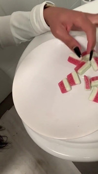 Aylla Gattina, belle éjaculation sur des ours gummy