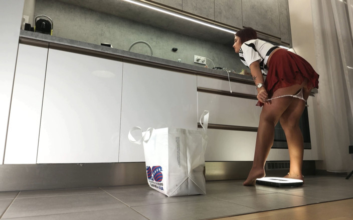 No panties TV: 오지는 아름다운 찐 빨간 머리의 겸둥이 여대생이 흰색 면 팬티를 벗고 미니 스커트 아래에서 보지를 깜박입니다.