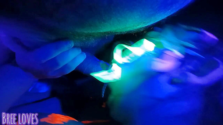 Bree Loves: La festa del neon termina con un pompino