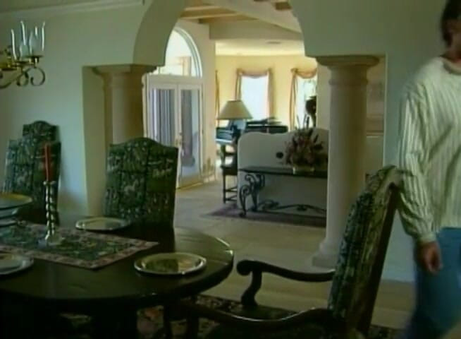 Miami Reality: Tânăra blondă elegantă Jenna se masturbează solo