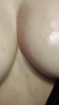 Latex hora äter din sperma från hennes stövlar