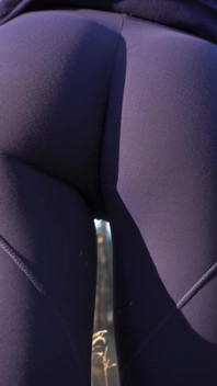 Mamă sexy latino în pantaloni de yoga super strâmți tachinându-și fundul uimitor în pădure