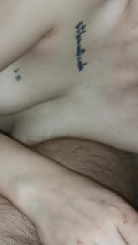 O curvă supusă oferă o muie perfectă neglijentă și un sex oral adânc în gât