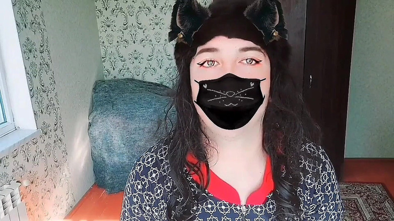 Kitty_Cross: Солодка фембоя грає з нитками шовковистого волосся