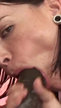 Cette pute n'en a jamais assez de sa grosse bite noire qui lui baise profondément