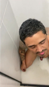 Porra e xixi no rosto