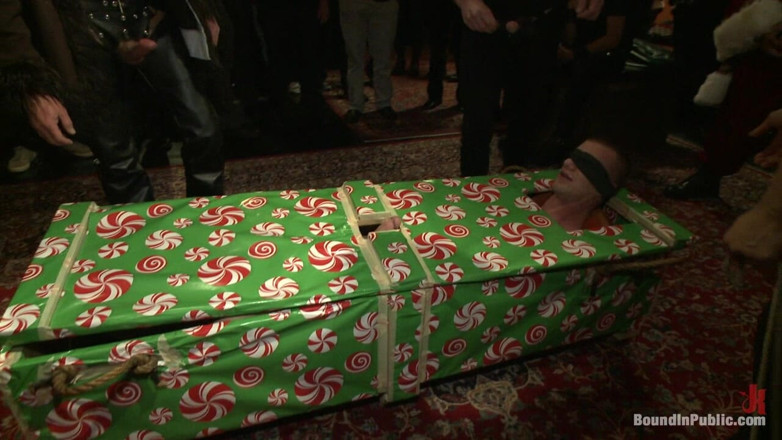 Bound in public: Buone Feste!