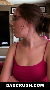 Nadržený nevlastní otec učí nezbednou teenagerku Nickey Huntsmana, jak být děvkou