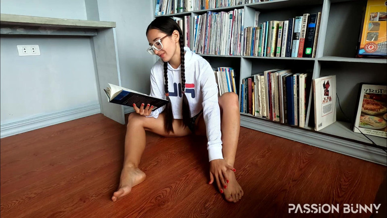 PassionBunny: Kåt studentflicka onanerar i biblioteket