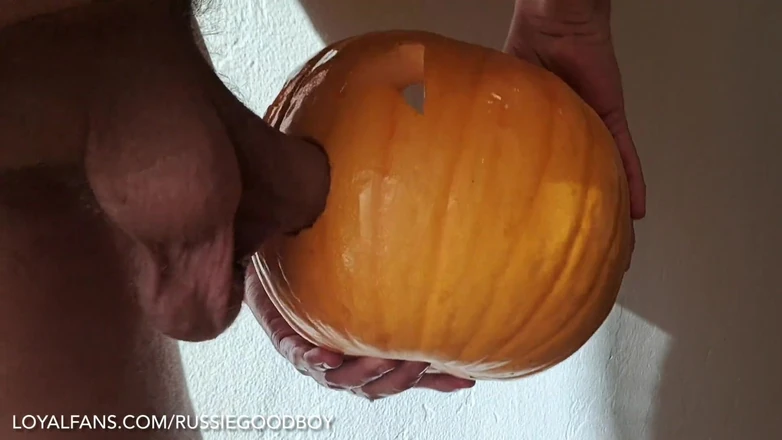 Russie Goodboy: Baise et éjaculation dans un branlette de citrouille dans jack o...