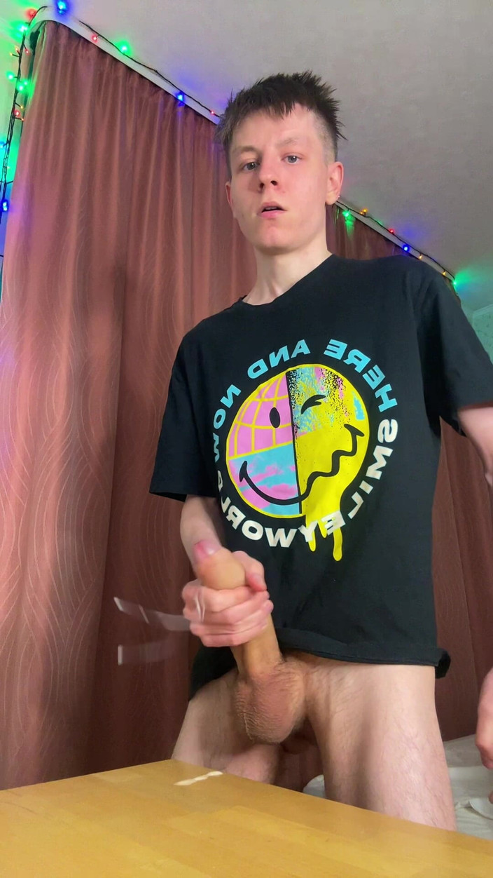 Morflot24: Mager twinkstudent som gör en enorm rörig spermapöl