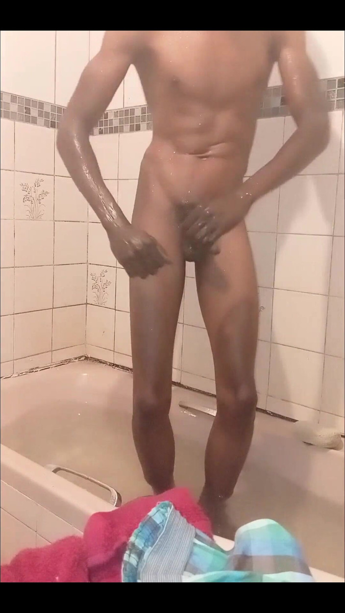 Black Bongs: Banyoda erkek