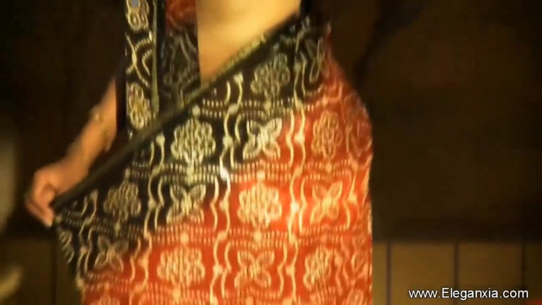 Eleganxia: Sexy Indian babe dancing and showing her perfect body