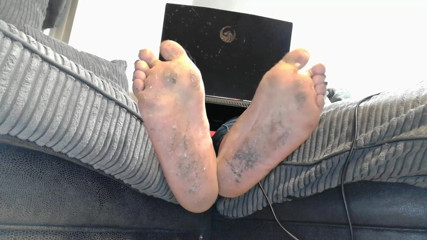 Simp to my ebony feet: 1 saptah ki gandi pair daayri