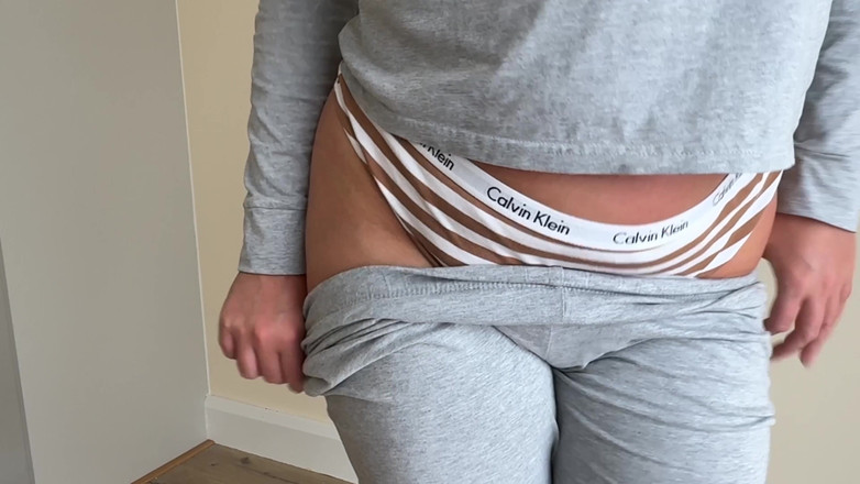 Emma Voyeur: Feticcio Tocca Il Cavallo in Pantaloni Grigi Di Pigiama