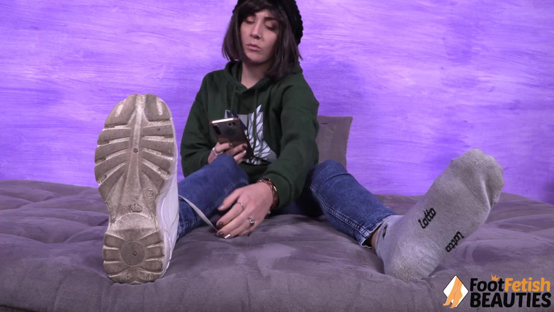 Foot Fetish HD: Aradia super sexy enlève ses chaussettes et exhibe ses pieds